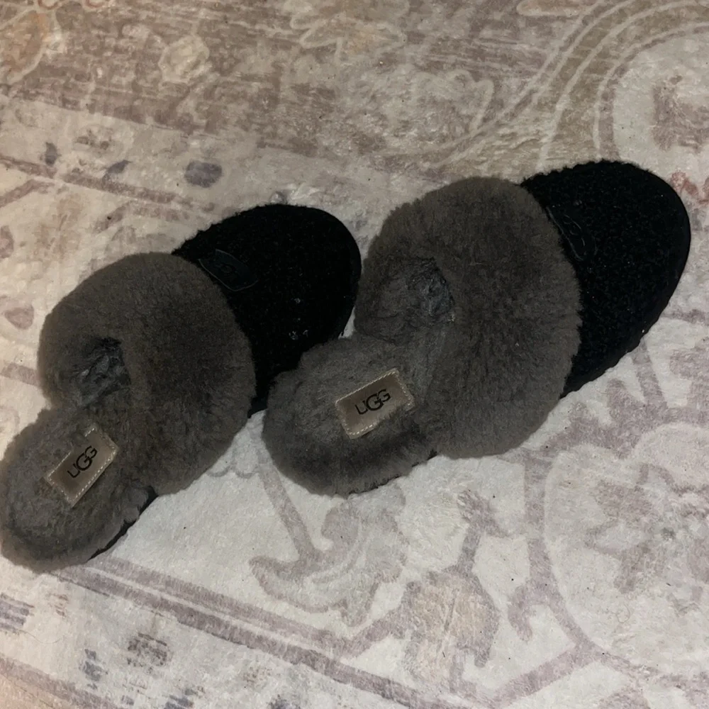 UGGS size 8 - Picture 2 of 4